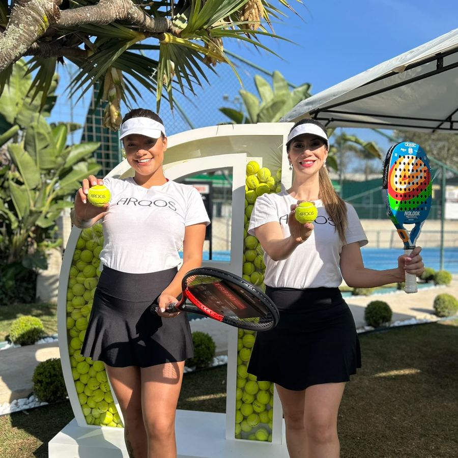 Equipe de promotoras em ativação de marca com cenografia em arena de beach tennis