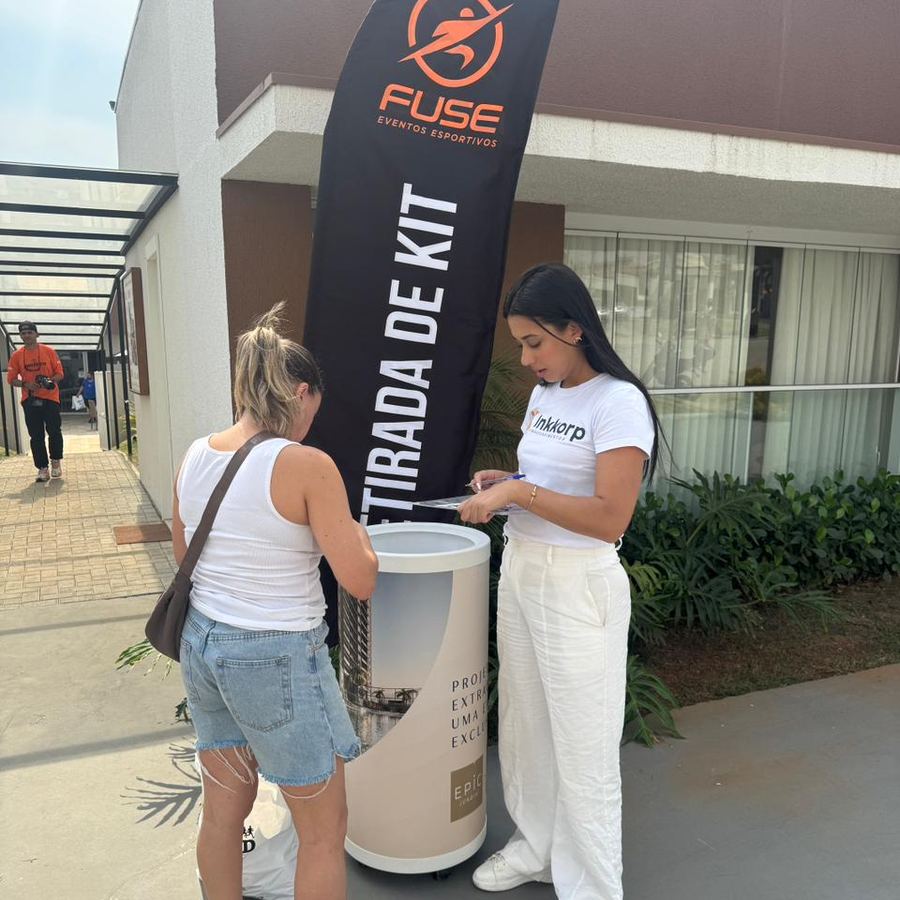 Promotora da PromoTrend em posto de captação de leads e retirada de kit em evento esportivo